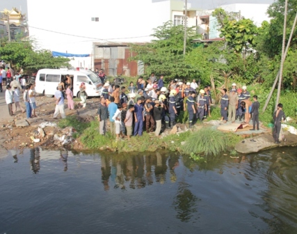tìm kiếm thi thể nạn nhân. 