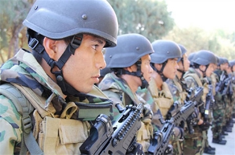 Trong ảnh là đơn vị hải quân đánh bộ mặc quân phục dã chiến mới và dùng sùng trường tiến công TAR-21 do hãng IMI Israel sản xuất.