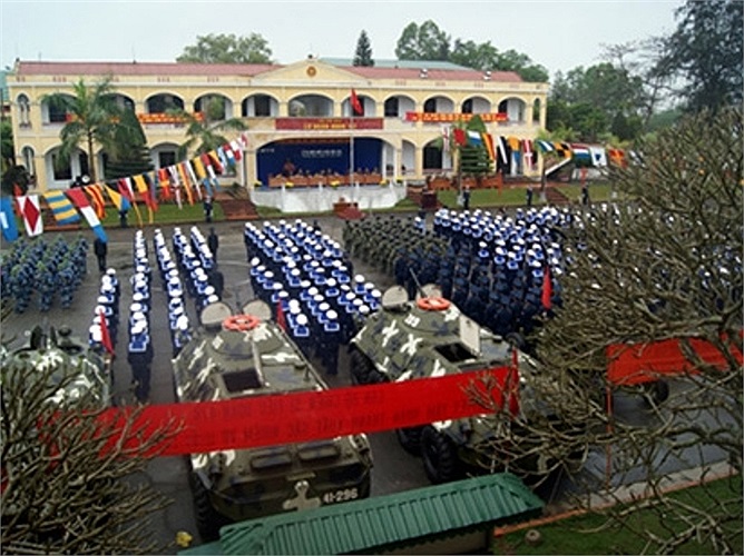 Hải quân đánh bộ trực thuộc quân chủng Hải quân được thành lập từ giữa những năm 1970 với nhiệm vụ đóng quân bảo vệ các đảo hoặc tấn công, đổ bộ bằng đường biển lên đất liền hoặc đảo đánh chiếm lại. Hiện biên chế lực lượng này gồm 2 lữ đoàn mang phiê