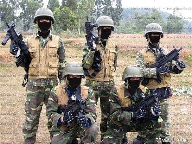 Luyện tập cùng với trang bị vũ khí hiện đại 