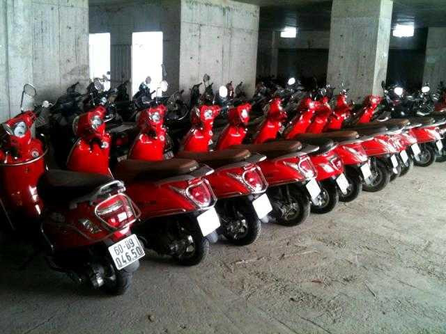  Hình ảnh xếp xe cùng loại cùng màu ở một trường học.