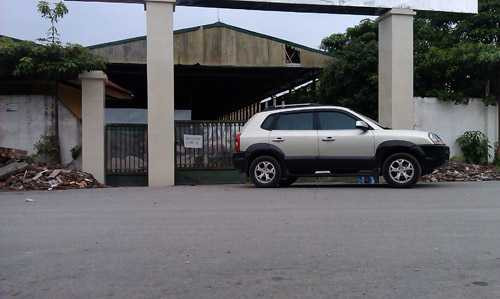 Chiếc ô tô này luôn đỗ chặn trước cổng để không cho hàng xuất ra ngoài