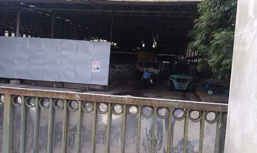 Theo quan sát của phóng viên, hàng hóa bên trong kho công ty chỉ là những thanh inox