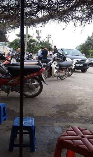 Rất nhiều nhân viên ngân hàng đã phải chầu trực ở đây trong vài ngày nay chỉ vì không muốn những lô hàng không rơi vào tay "chủ nợ" là ngân hàng khác 