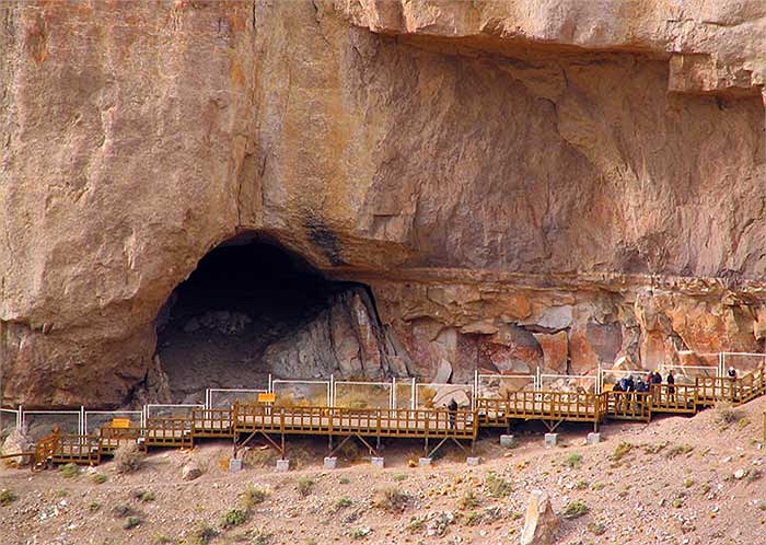 Tại khu vực Rio Pintura, phía Nam tỉnh Santa Cruz của Argentina có một hang động thời tiền sử rất kỳ bí.