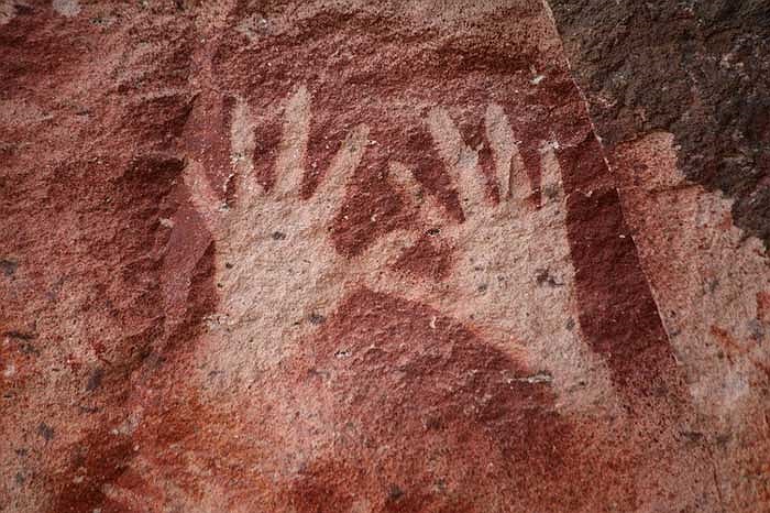 Những ‘nghệ sỹ’ thời tiền sử đã sử dụng một dụng cụ phun màu lên bàn tay áp sát mặt đá, tạo ra hình ảnh bàn được ‘in’ khá chính xác lên đó.