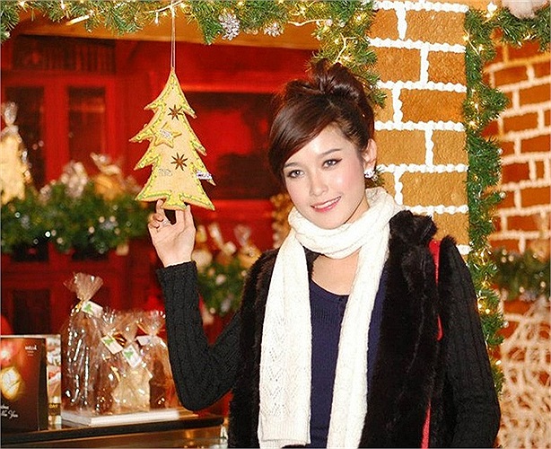 Điểm thi cụ thể của Huyền My cụ thể như sau: Văn 6 điểm, Hóa 3,5 điểm, Địa lý 4 điểm, Sinh học 4,5 điểm, Toán 8,5 điểm, Tiếng Anh 6,5 điểm.