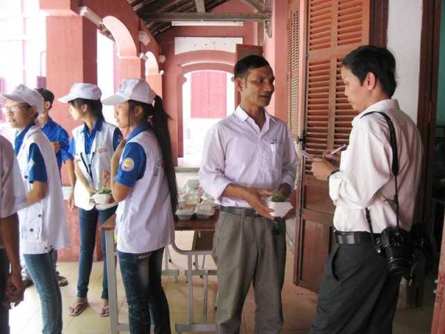 Ông Vinh đang chia sẻ với phóng viên