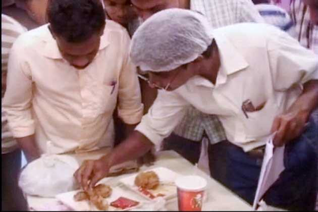 Hàng loạt 'vật thể lạ' trong gà rán KFC