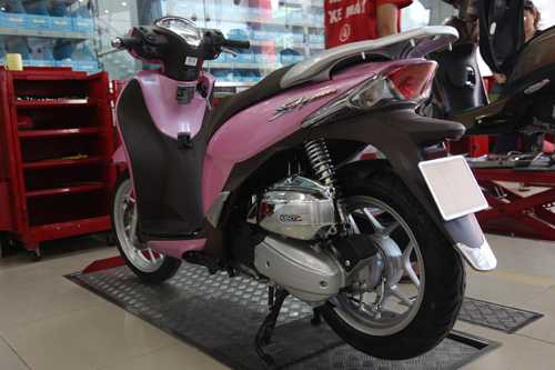 Honda SH mode mới ra mắt đã thu hút sự quan tâm nhất định từ khách hàng, riêng phiên bản màu hồng thì lại rớt giá vì ế khách.