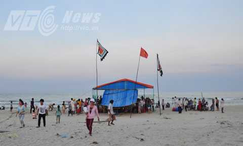 Người dân dựng lều, tưới nước để duy trì sự sống cho cá sau những nỗ lực đưa trở lại biển không thành 