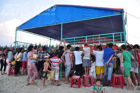 Người dân dựng lều, tưới nước để duy trì sự sống cho cá sau những nỗ lực đưa trở lại biển không thành 