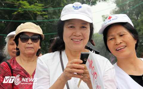 Hồ hởi nhắn tin