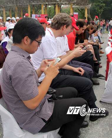 Bạn bè quốc tế nhắn tin ủng hộ