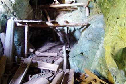 Quan tài được bày tràn lan khắp hang Lũng Mu, bản Khằm, xã Hồi Xuân.