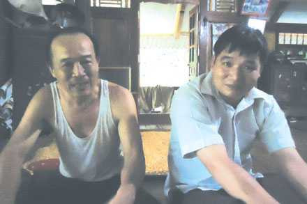  Anh Cao Xuân Nhã (phải ảnh) - cán bộ Phòng Văn hóa - Thông tin huyện Quan Hóa, người dẫn đường về hang Phi.