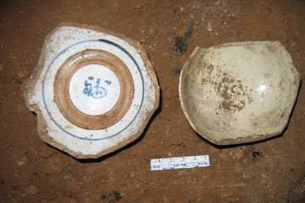 Bát cổ được để trong quan tài gỗ.