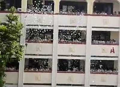 Hàng trăm học sinh xé đề cương Sử xôn xao dân mạng