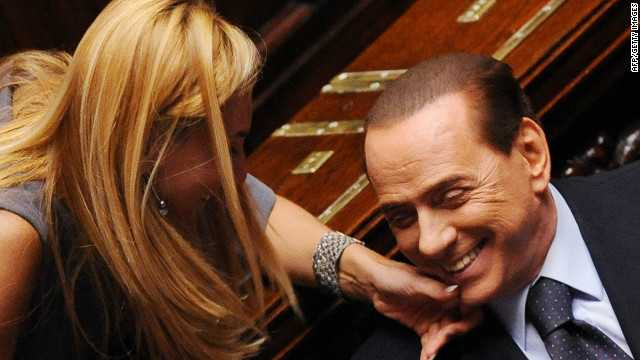 Berlusconi vui vẻ bên những cô gái đẹp