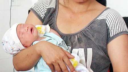 Mẹ của em V. bồng cháu ngoại mới sinh