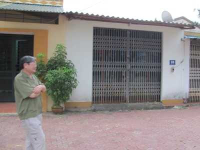 Ông Khản trước căn nhà vợ chồng Chung - Liên thế chấp để vay 1 tỷ đồng.