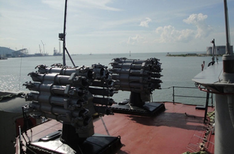 Năm 2005 – 2006, Hải quân Việt Nam khôi phục được trên 80% chức năng săn ngầm của cả 5 tàu chiến thuộc lớp Petya Project 159 do Liên Xô viện trợ. Trong ảnh là 2 trong số các giàn phóng rocket trên tàu chiến săn ngầm có tuổi đời trên 50 năm.