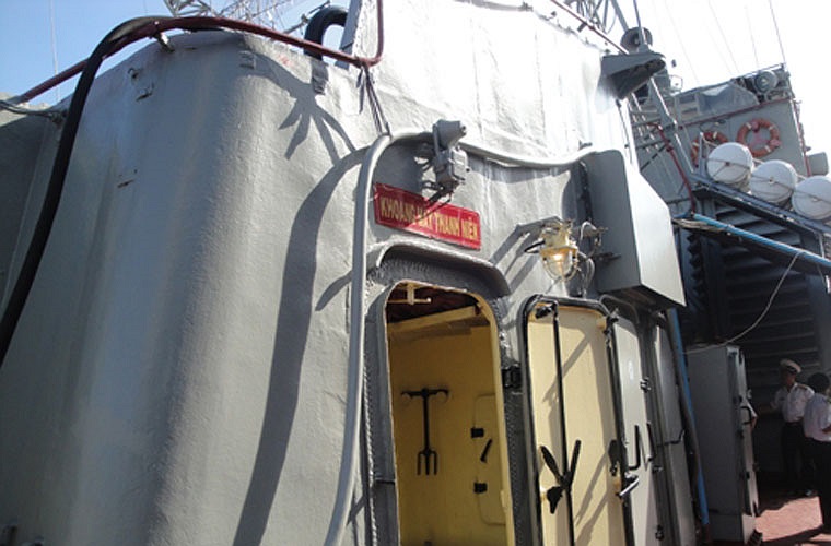 Cửa vào tháp pháo hạm AK-726 trang bị 2 nòng pháo cỡ 76mm.