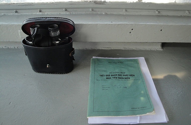 Với khả năng tác chiến trong mọi điều kiện thời tiết khắc nhiệt nhất trên biển, lớp tàu chiến này vẫn tiếp tục đóng vai trò quan trọng trong huấn luyện tác chiến. Trong ảnh là ống nhòm và sổ ghi kết quả quan sát phát hiện mục tiêu trên biển.