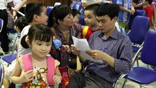 Phụ huynh vào tận phòng đón con