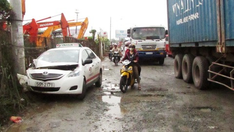 Bình Dương, tai nạn, xe máy, xe tải, giao thông, ổ gà, ổ voi, tai nạn