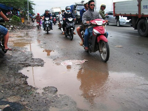 Bình Dương, tai nạn, xe máy, xe tải, giao thông, ổ gà, ổ voi, tai nạn