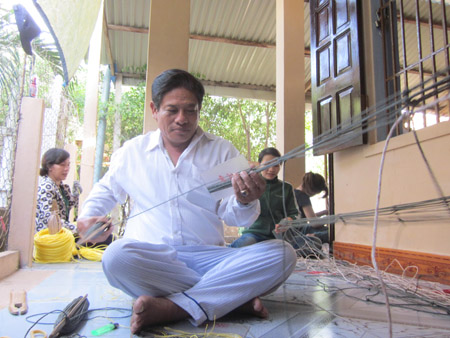  Những ngày không ra khơi, ông Hai tranh thủ ở nhà vá lưới.