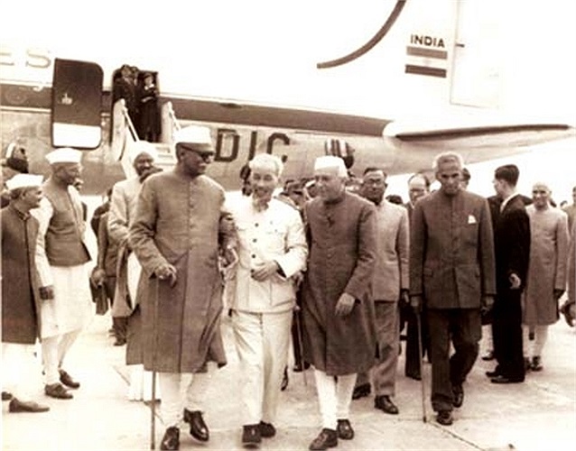 Tổng thống Rajendra Prasad và Thủ tướng J.Nehru đón tiếp Chủ tịch Hồ Chí Minh sang thăm Ấn Độ, năm 1958, tại sân bay New Delhi. (Ảnh Tư liệu QĐND)
