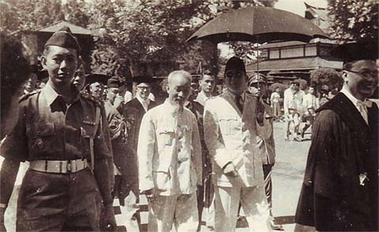 Tổng thống Soekarno che dù cho Hồ Chủ tịch tại Bandung, nhân chuyến thăm Indonesia của Bác Hồ năm 1959. (Ảnh Tư liệu)