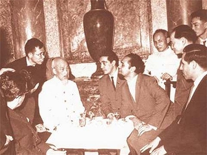 Bác Hồ gặp gỡ các đại biểu Châu Mỹ Latine. (Ảnh Tư liệu)