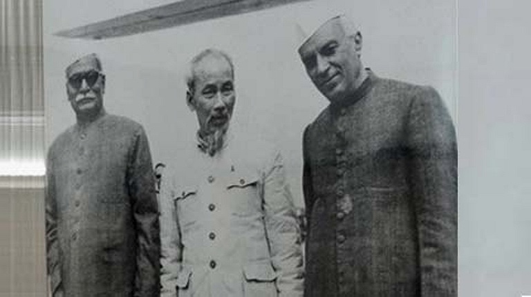 Bác Hồ được các nguyên thủ quốc gia Ấn Độ tiếp đón long trọng năm 1958. (Ảnh Tư liệu Đại sứ quán Việt Nam tại Ấn Độ)