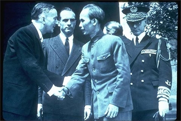 hủ tướng Pháp Georges Bidault đón tiếp trọng thể Bác Hồ hồi tháng 7/1946.(Ảnh Tư liệu từ tennguoidepnhat.net)