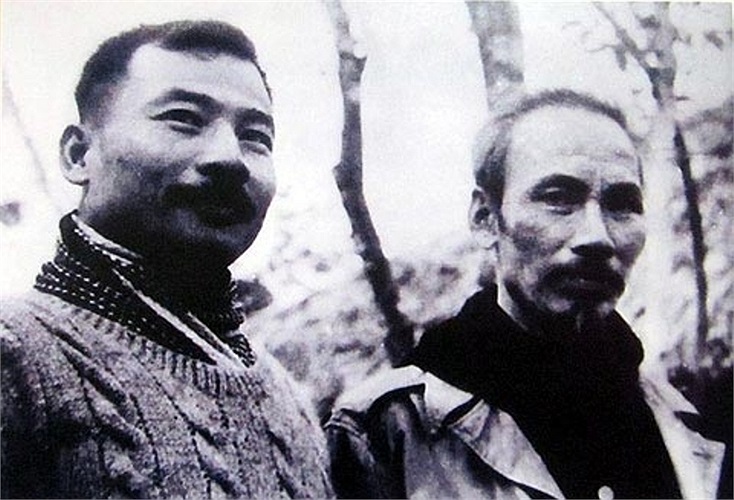 Chủ tịch Hồ Chí Minh và Hoàng thân Souphanouvong tại chiến khu Việt Bắc năm 1951. (Ảnh tư liệu tại Triển lãm 'Tình đoàn kết đặc biệt và hợp tác toàn diện Việt Nam - Lào' ở TP.HCM)