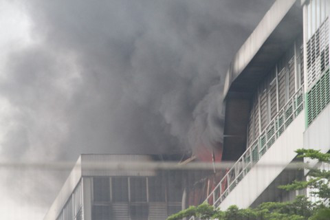 » Ảnh: Giải cứu 3 cụ già mắc kẹt trong cửa hàng điện máy » Cháy tàu chở container ở Hải Phòng » Xe khách bốc cháy, hàng chục người tháo chạy