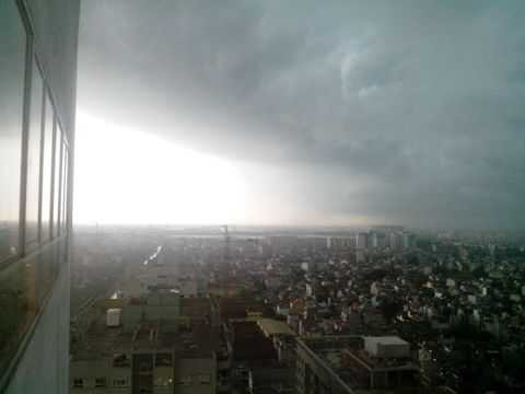 Hình ảnh cơn mưa dông dữ tợn ở Hà Nội