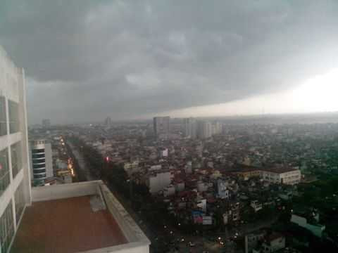 Hình ảnh cơn mưa dông dữ tợn ở Hà Nội