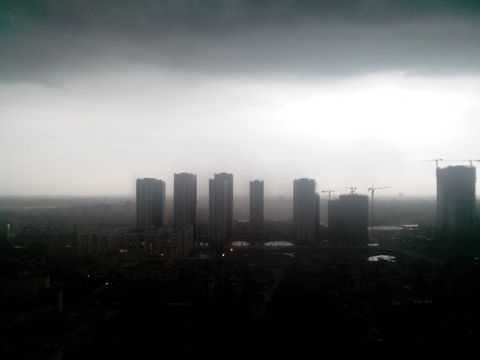 Hình ảnh cơn mưa dông dữ tợn ở Hà Nội