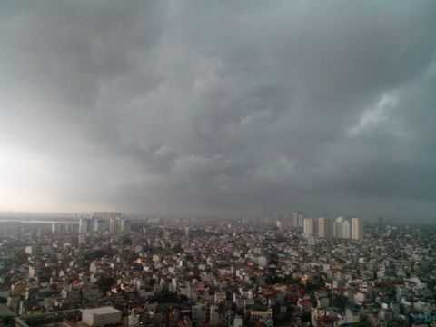 Hình ảnh cơn mưa dông dữ tợn ở Hà Nội