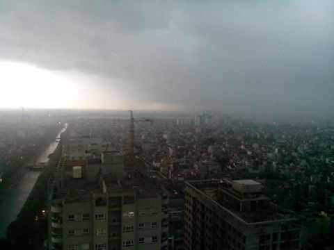 Hình ảnh cơn mưa dông dữ tợn ở Hà Nội