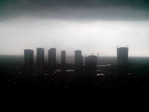 Hình ảnh cơn mưa dông dữ tợn ở Hà Nội