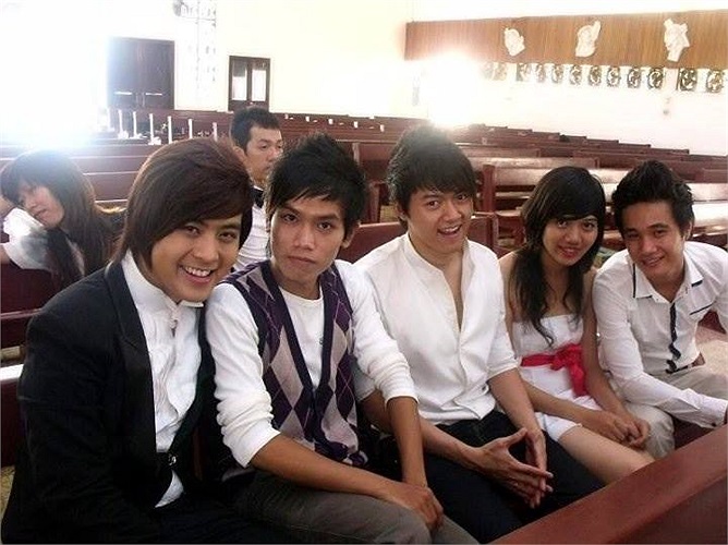 Trước khi bắt đầu ca hát, Wanbi Tuấn Anh đã là gương mặt người mẫu teen được hâm mộ.