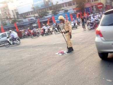 CSGT cầm chổi quét mảnh sứ vỡ CSGT cầm chổi quét mảnh sứ vỡ.