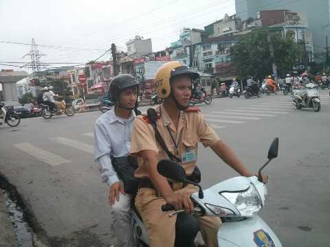 Hà Nội: CSGT sửa xe, chở thí sinh đi thi đại học