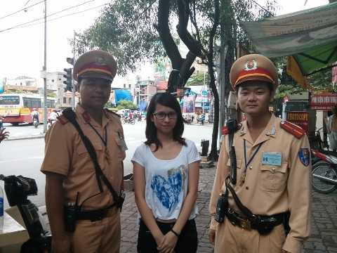 Hà Nội: CSGT sửa xe, chở thí sinh đi thi đại học