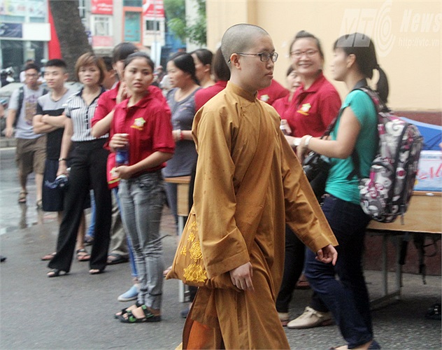 Ni cô Thích Liên Huyền dự thi tại ĐH Khoa học Xã hội nhân văn khiến mọi người chú ý bởi bộ quần áo của nhà chùa